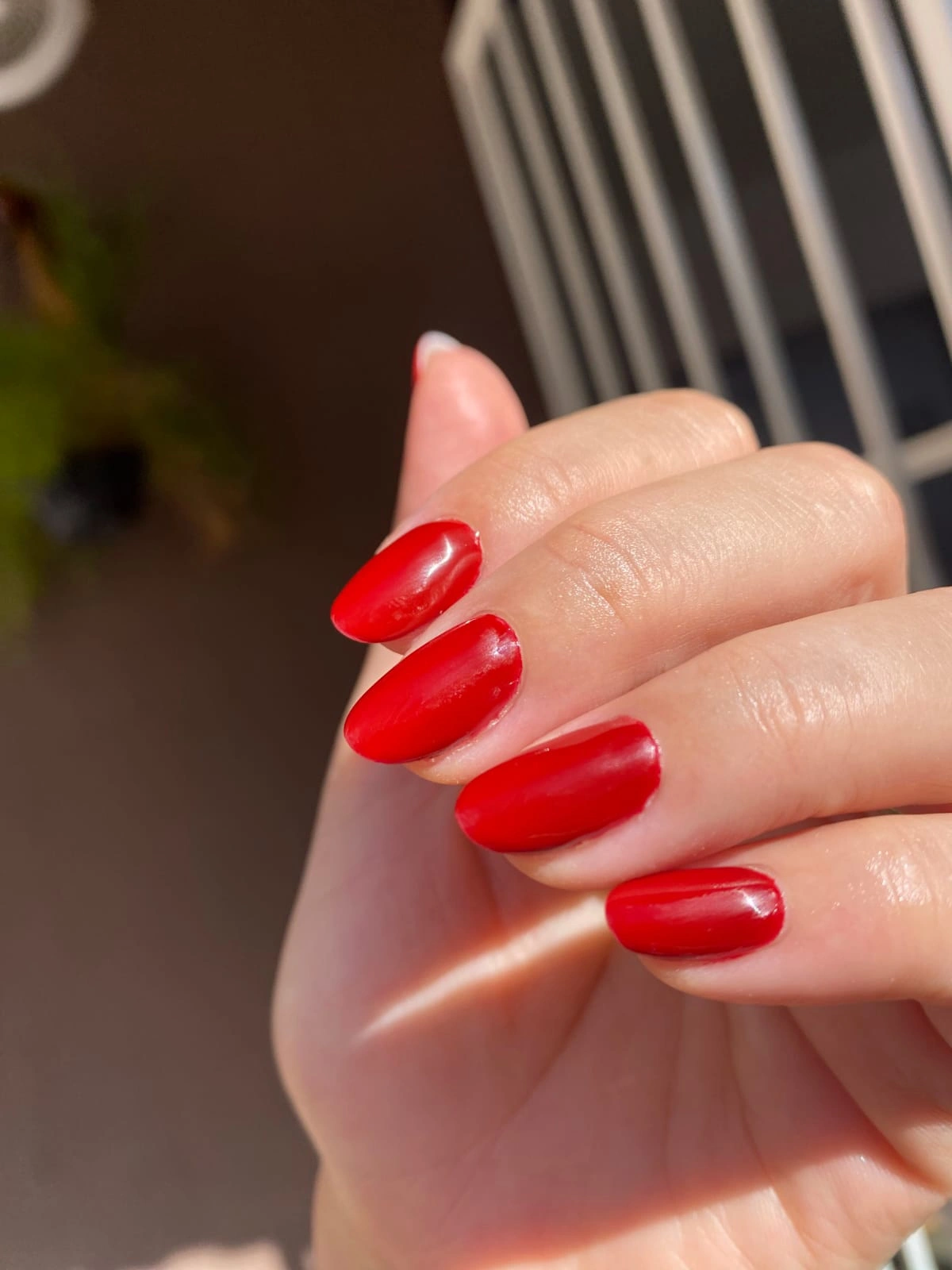 Alongamento em gel e esmaltação em vermelho